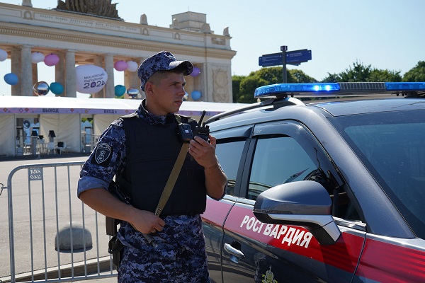 Росгвардейцы обеспечили безопасность во время проведения выпускных вечеров в Москве